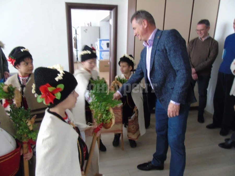 Коледари влязоха при кмета на Бяла Слатина СНИМКИ