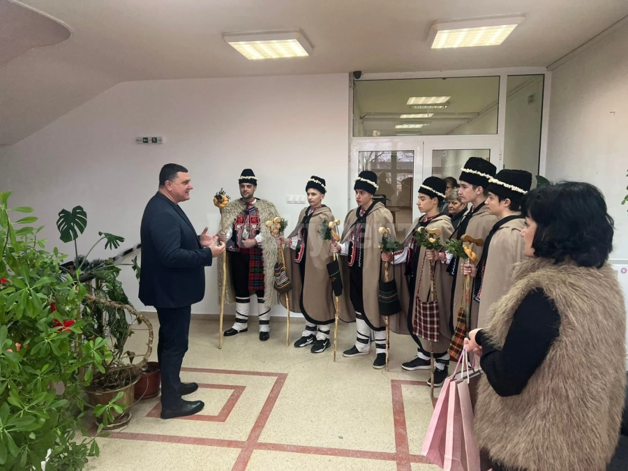 Коледари орисаха кмета и общинарите в Оряхово СНИМКИ