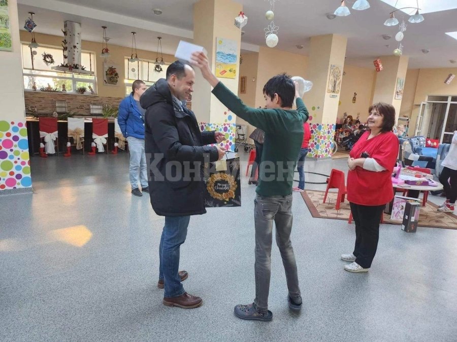 Деца и младежи от социалните услуги получиха коледни подаръци