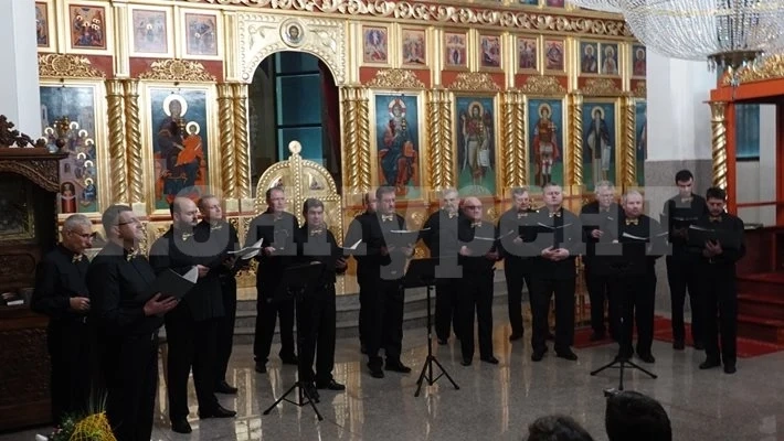 Мъжки хор пя коледни песни от цял свят в храма Свети Дух в Монтана