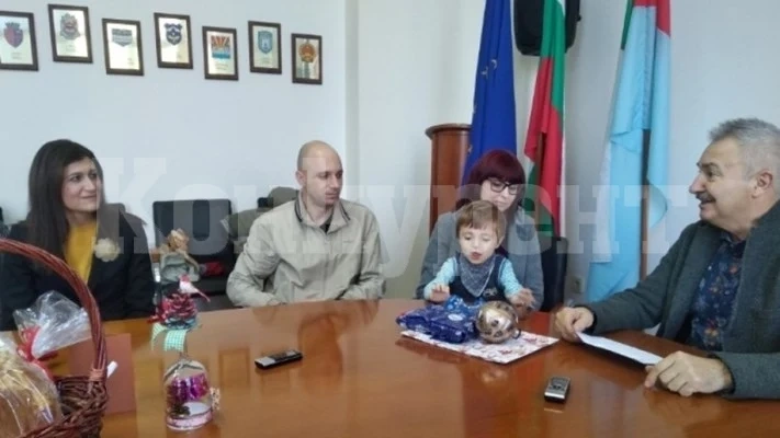 Кметът на Монтана връчи 2435 лева на семейството на момче, нуждаещо се от операция