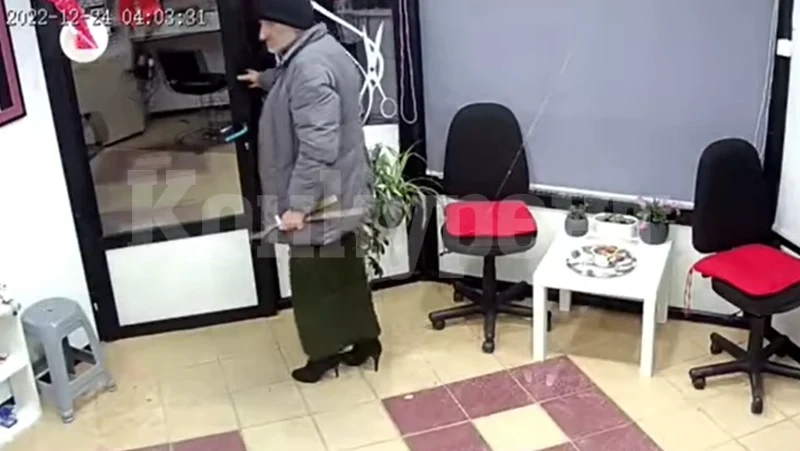 С пола и на високи токчета: Мъж обра фризьорски салон 