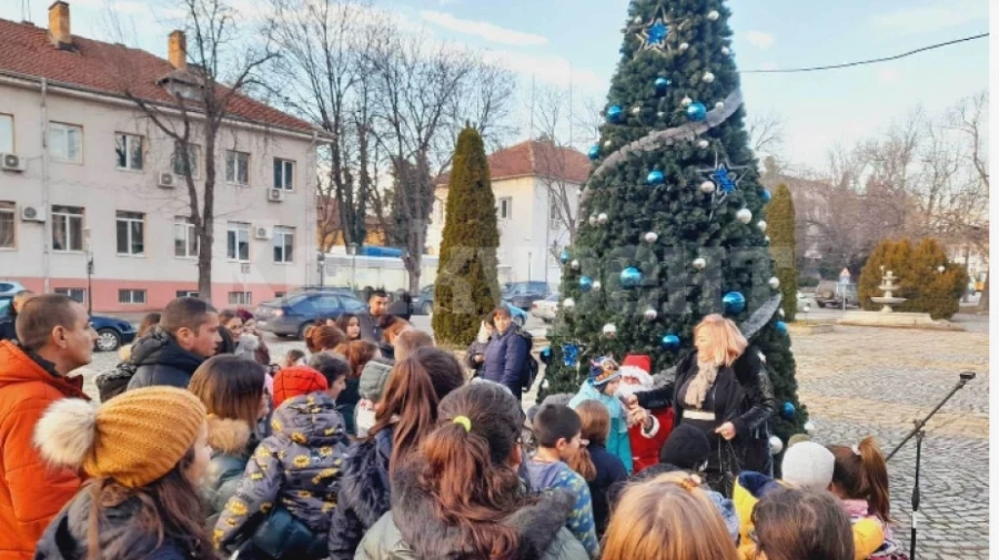Дядо Коледа изненада децата в Кула