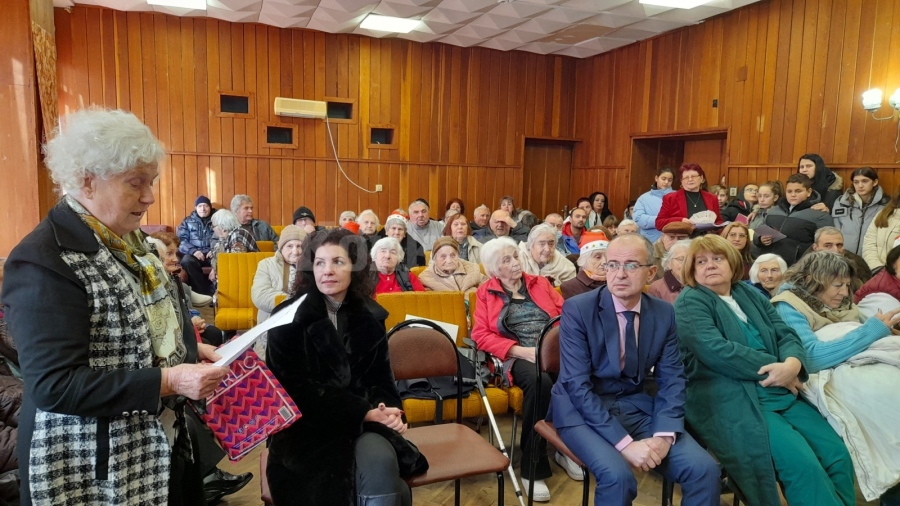 Коледно тържество стопли сърцата на потребителите в Дом за стари хора - Берковица