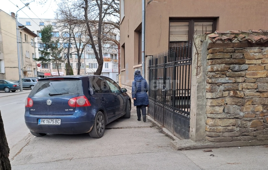 Вижте как пернишки Голф паркира във Враца СНИМКА