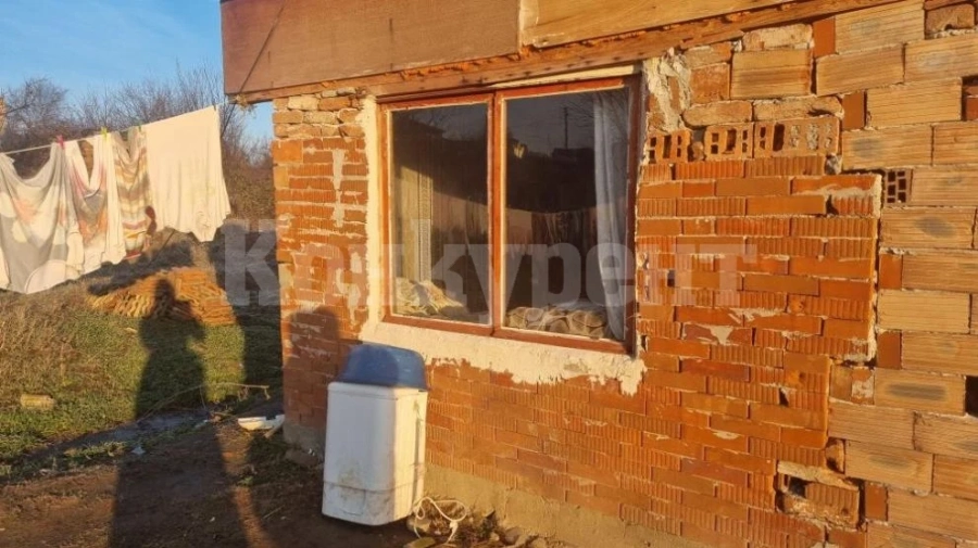 Семейство с четири деца бедства в созополското село Равна гора