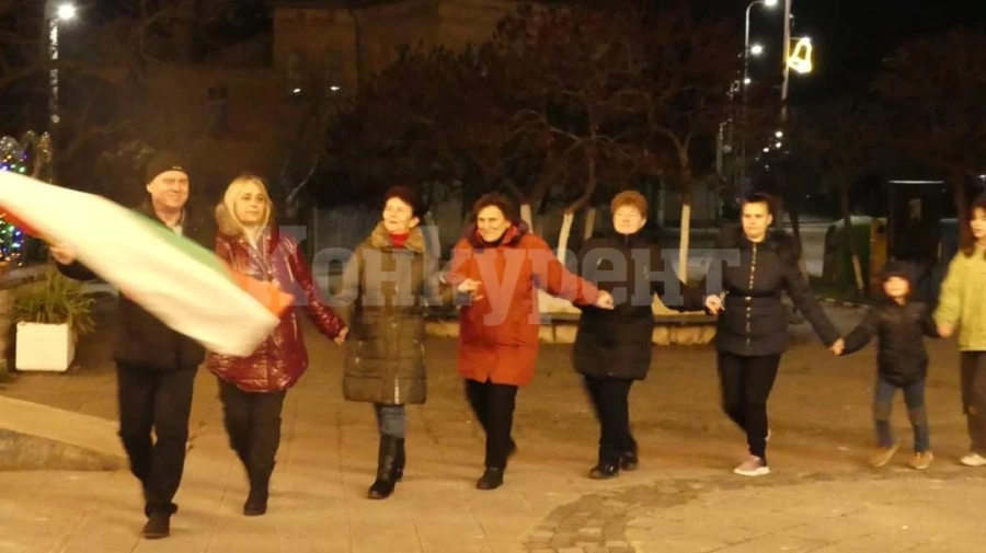 Кметът поведе новогодишното хоро в Ружинци СНИМКИ