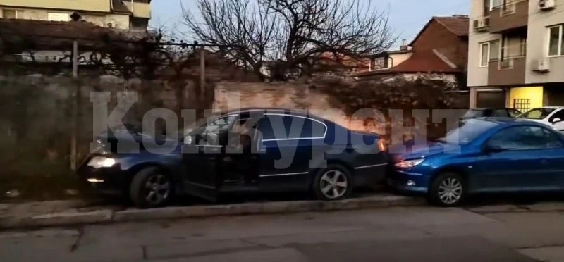 Шофьор помете няколко коли и избяга! Щетите са огромни
