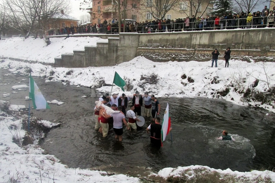Готвят велик Богоявленски водосвет във Вършец