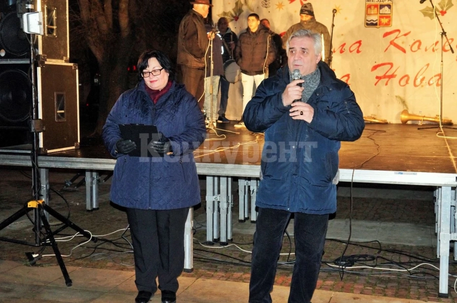 Множество жители и гости на Мездра посрещнаха Новата година на градския площад СНИМКИ