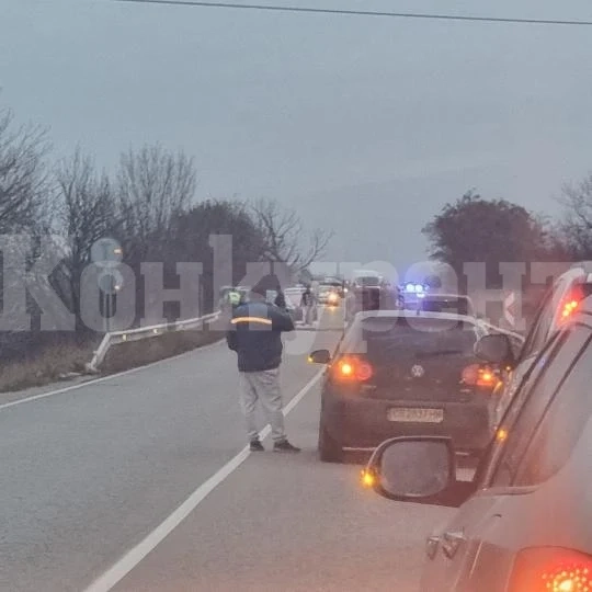 Тежка катастрофа блокира пътя за София, трима са в болница