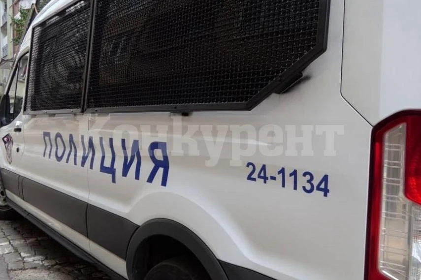 Пилотни коли придружавали буса с нелегални мигранти, шофиран от полицай