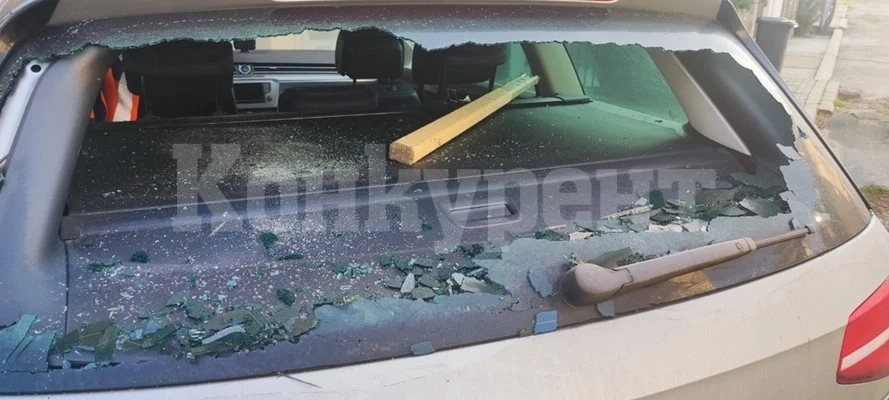 Мъж вилня със сърп и чук в Черноморец, разби две коли