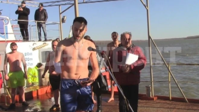 Симеон Алексиев извади кръста на Йордановден в Лом, за четвърти път