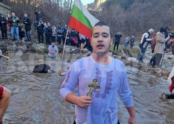 Кристиян извади богоявленския кръст във Враца СНИМКИ