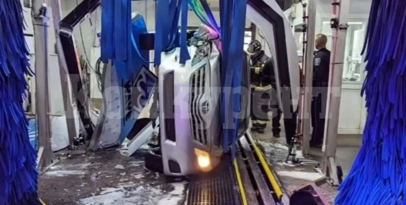 Зрелищно! Пенсионер се преобърна с колата си на автомивка
