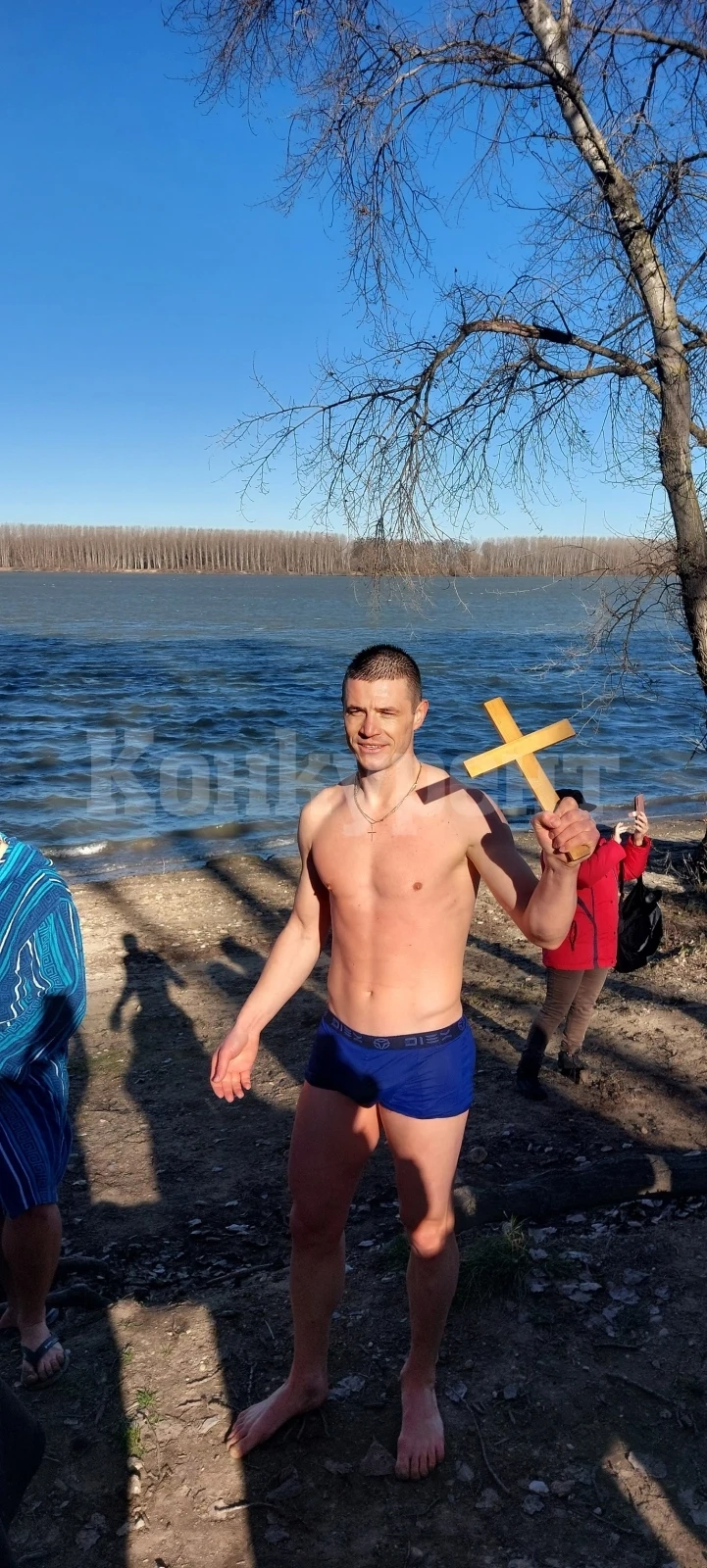 Денис Гърлов извади кръста от р. Дунав в Козлодуй