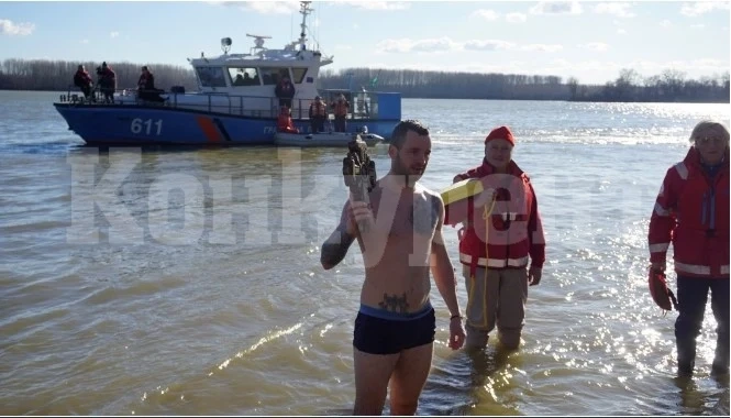 Теодор Рачев хвана Богоявленския кръст във Видин