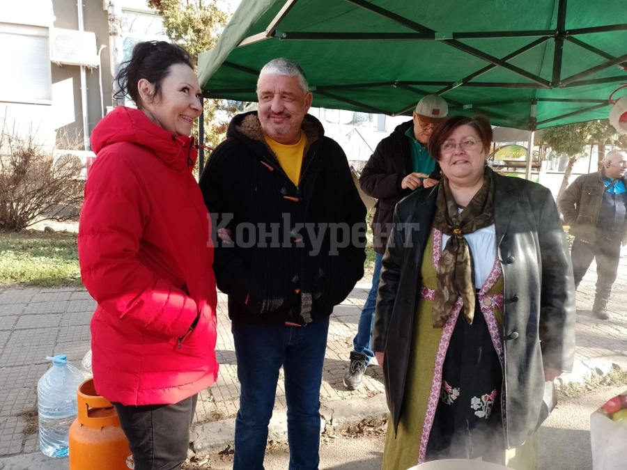 ДОБРОТО Е ЗАРАЗНО! За пета година Лидия и Ивайло Заркови нахраниха 150 човека на Ивановден