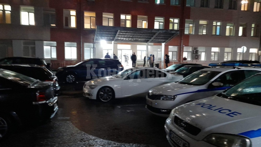 Напрежение във Враца! Полиция заварди Спешния център след катастрофата със загинало дете СНИМКИ