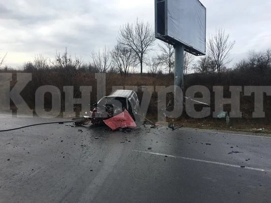 Мъж загина след като се заби с автомобила си в билборд