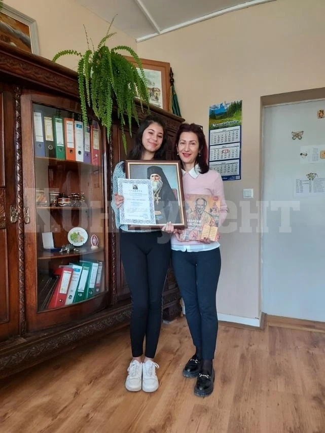 Кристина Здравкова от Берковица получи своята награда от конкурса за екзарх Антим I