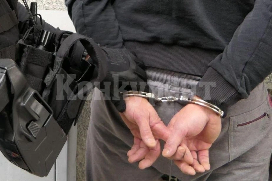 Задържаха 4-ма души, обрали 53-годишна самотно живееща жена в Средец