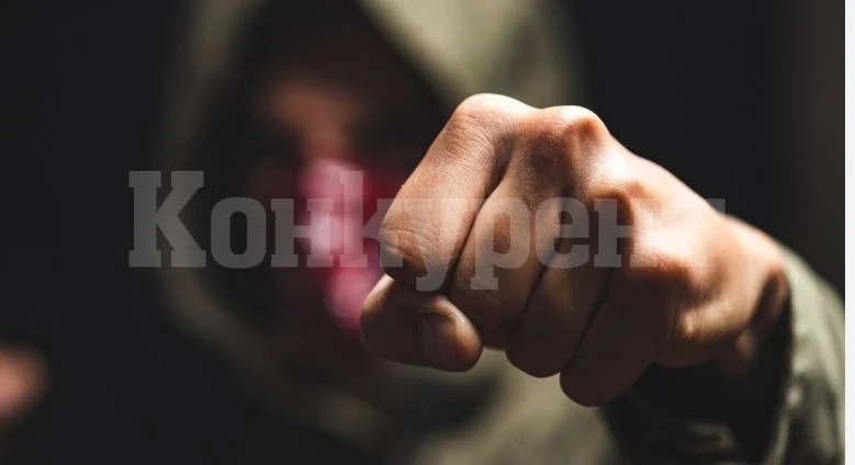 Издирват се бандити пребили 17-годишен посред нощ в дома му
