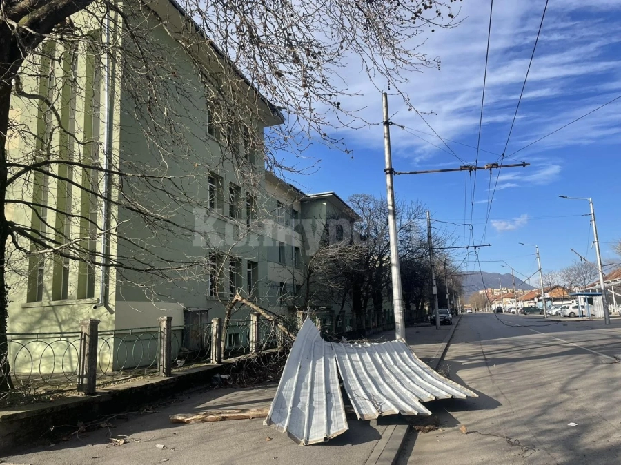 Отнесен от вятъра покрив спря тролеите във Враца, ограничено е движението по ул. „Околчица“