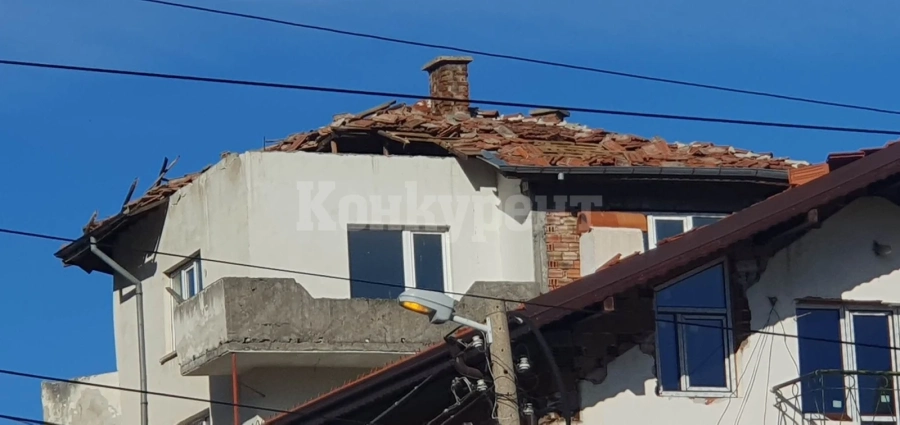 Няма край! Ураганният вятър отвя покрива на къща във Враца, нанесе куп щети СНИМКИ