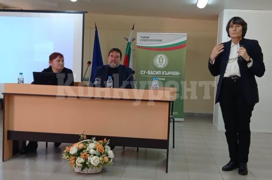 Писателката Здравка Евтимова вдъхновява ученици да четат повече СНИМКИ