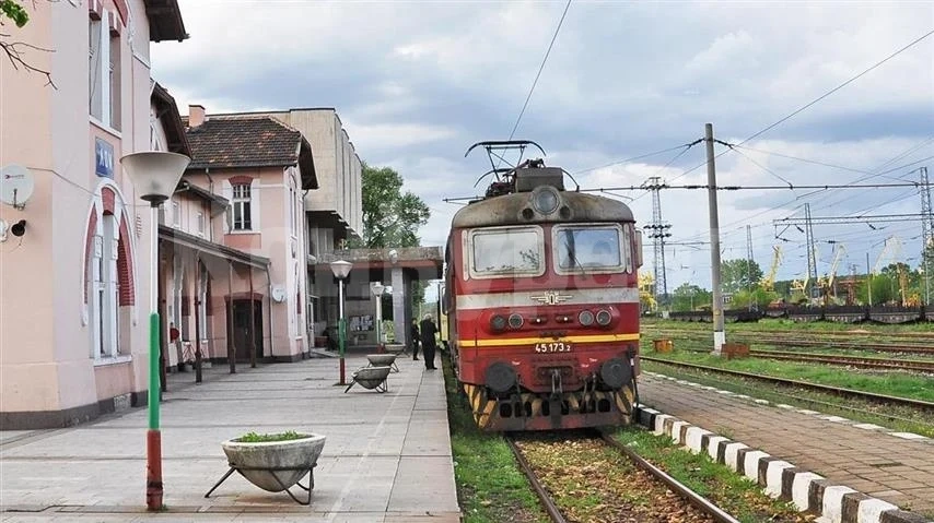 Пламна локомотив на гарата в Лом