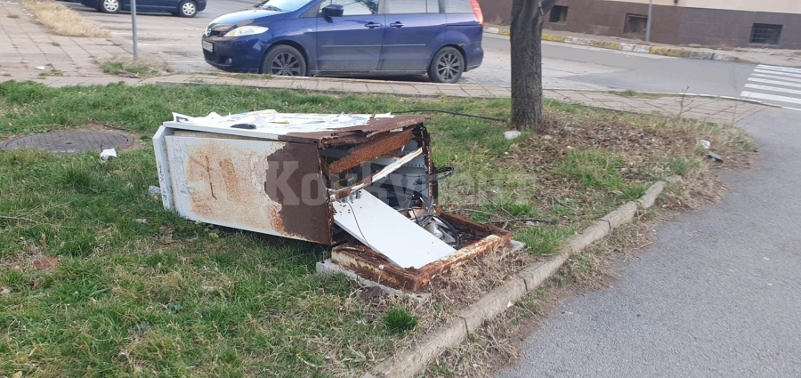 Ураганът във Враца не стихва, помита всичко наред СНИМКИ