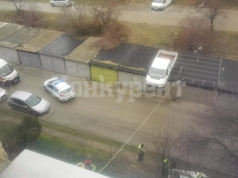 Не е за вярване! Кола кацна върху гараж