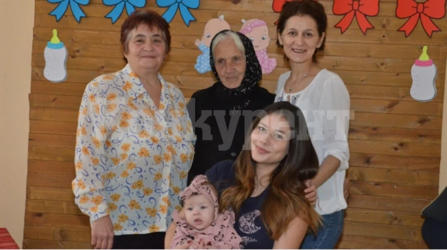 Майки и баби от Неговановци разказват за къпането на новородено на Бабинден