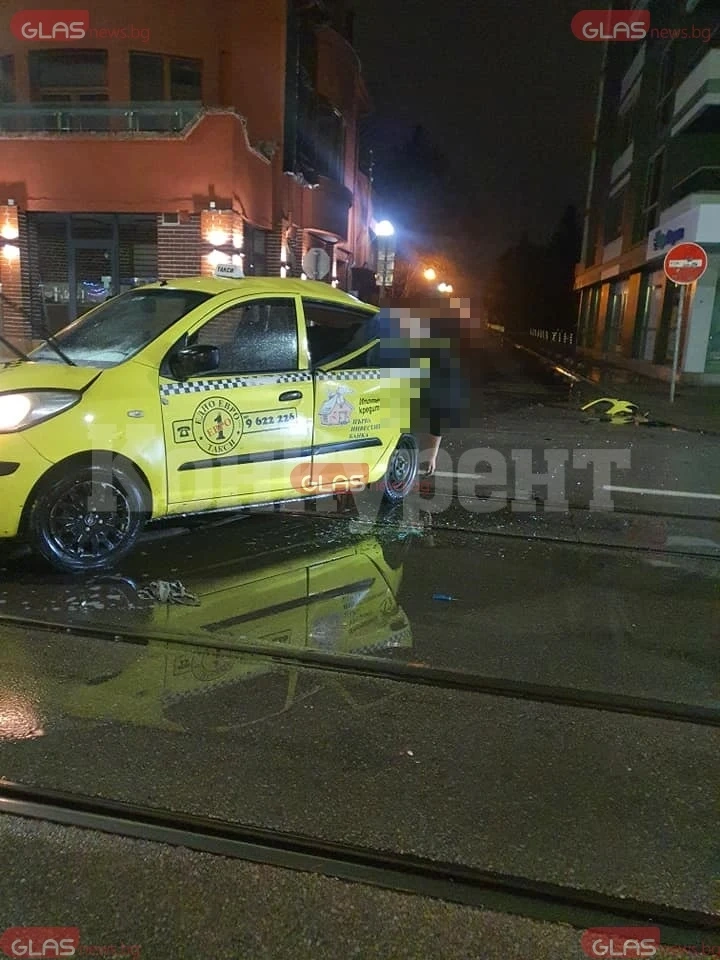 Тежка катастрофа в София, мъж е провесен през прозорец на такси