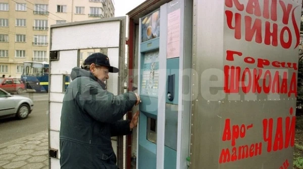 Пипнаха двама непълнолетни, разбивали автомати за кафе в Роман