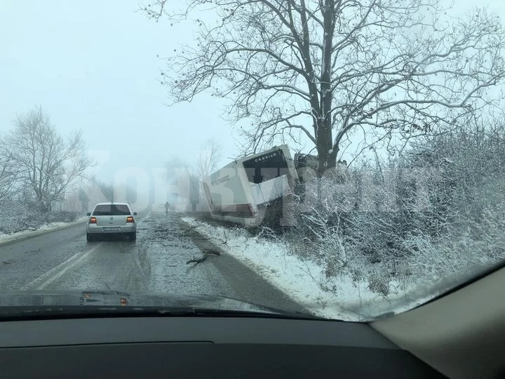 Внимание! ТИР се завъртя на пътя Враца - Баница, в канавката е