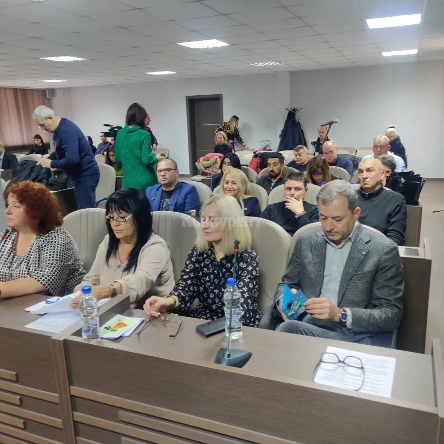 Разглеждат 38 точки на общинска сесия