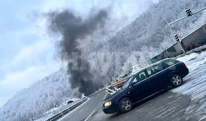 ОБНОВЕНА Пожар избухна в един от тунелите на АМ Хемус, вижте първите СНИМКИ