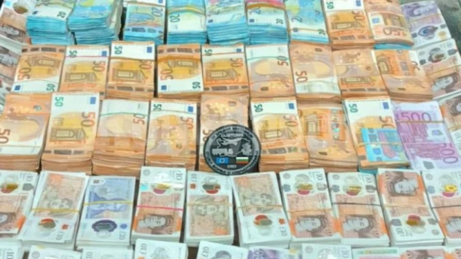 Турски шофьор опита да прекара валута за 860 000 лв. през Дунав мост 2 в тенджера