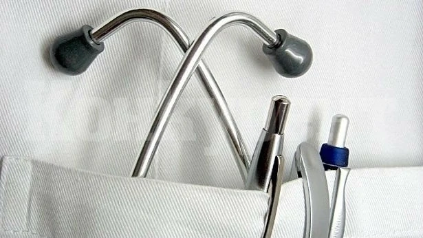 Възрастна лекарка отглежда сама внука си, работейки на три места