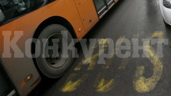 Автобус премаза краката на мъж на спирка в Пловдив