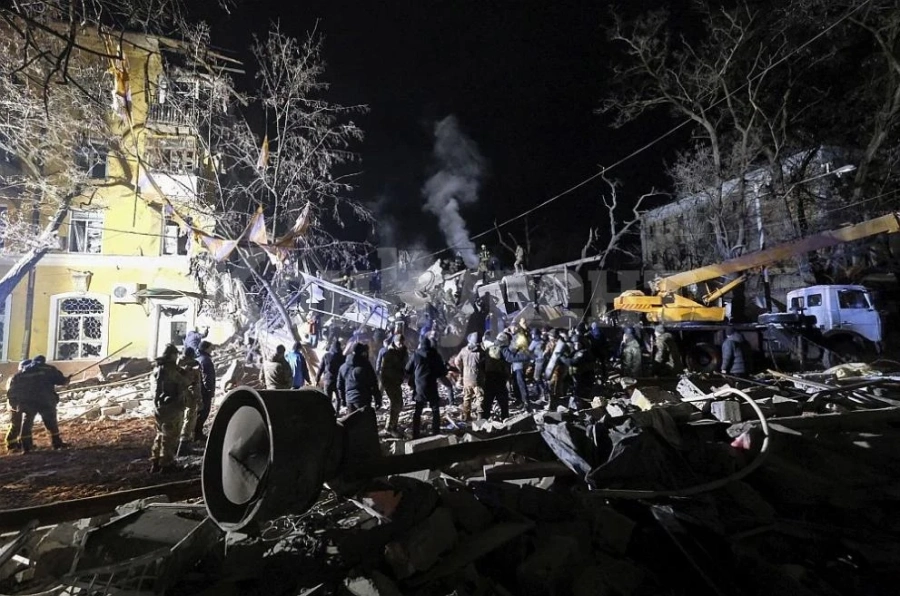 Ракета разруши жилищна сграда в Краматорск, има загинали