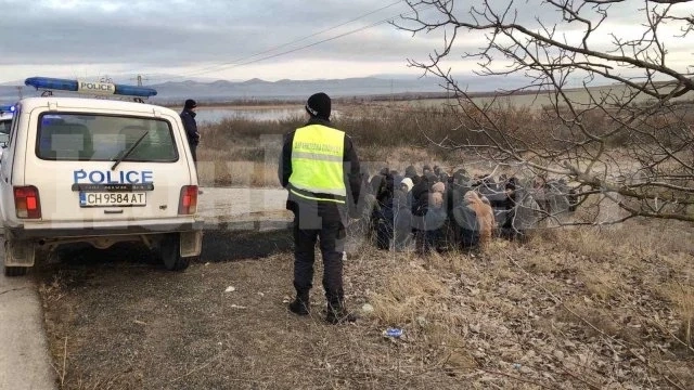 Задържаха дрогиран шофьор, возил 39 нелегални мигранти, 11 от тях деца