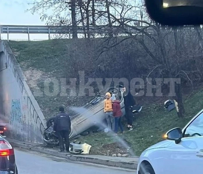 Кола се обърна по таван на оживен булевард