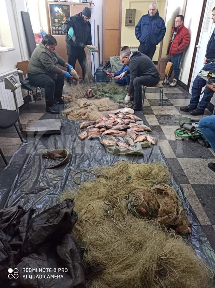 Пипнаха бракониери край Белоградчик, извадиха риба и мрежи