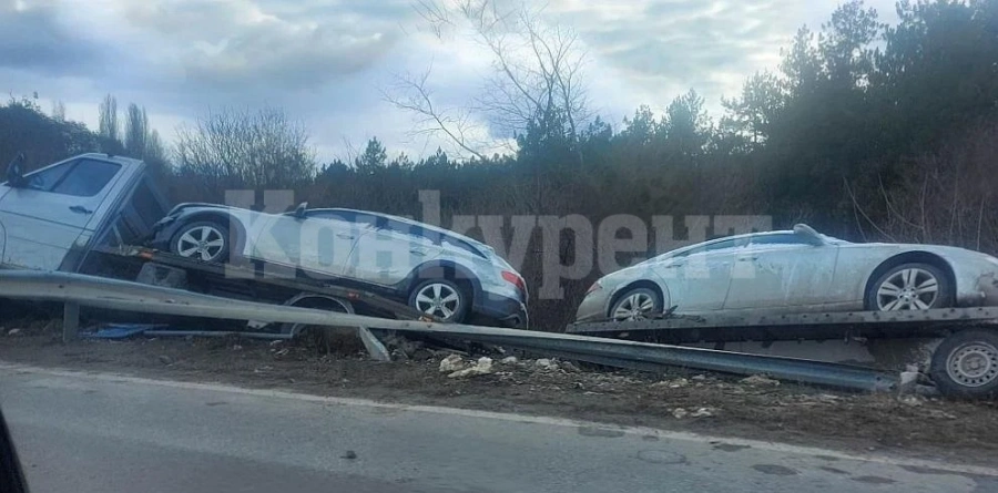 Автовоз се обърна край Стара Загора