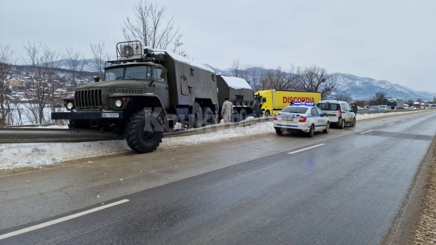Военен камион се наниза на мантинелата на Е-79, пътят е пързалка СНИМКИ