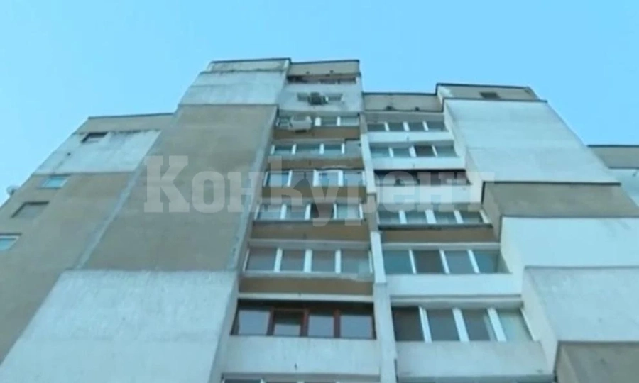 Падащи отломки от 15-етажна сграда в София застрашават пешеходци